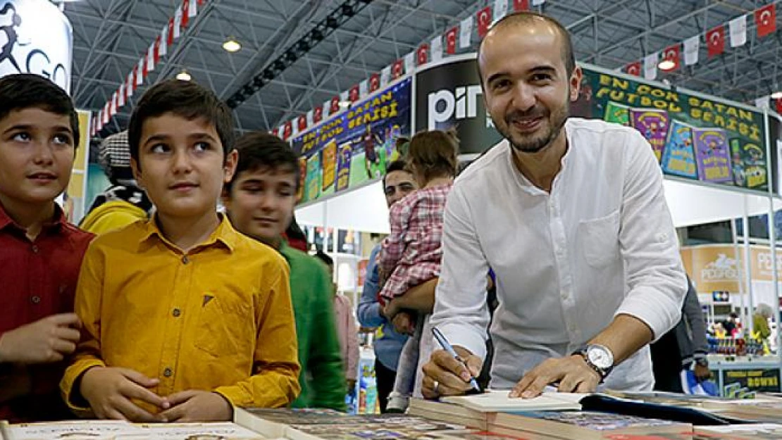 Yazar Kurt, Zülkarneyn kitabını okurları için imzaladı!