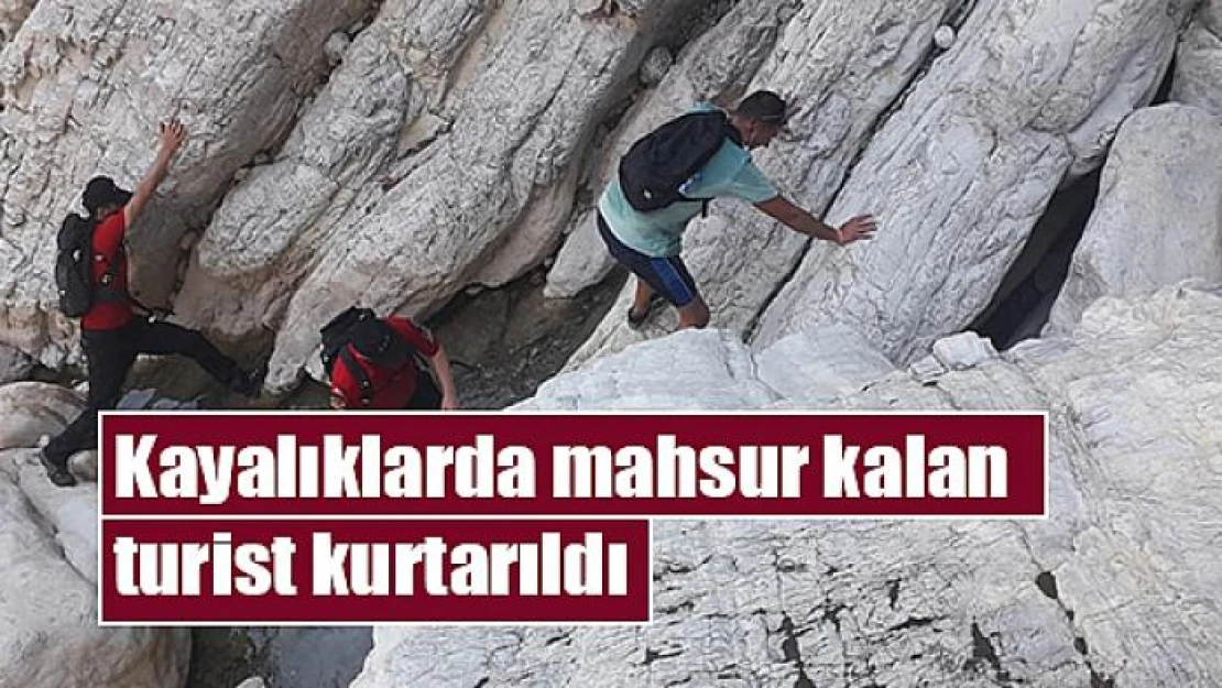 Kayalıklarda mahsur kalan turist kurtarıldı