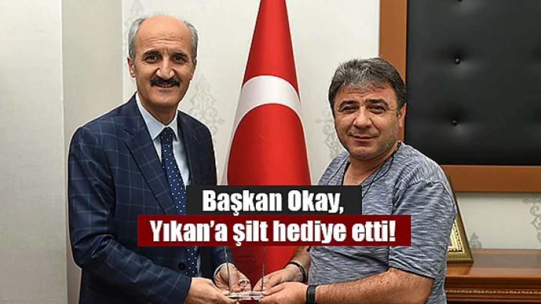 Başkan Okay, Yıkan'a şilt hediye etti!