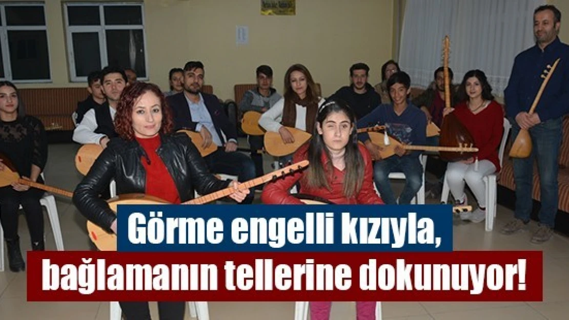 Görme engelli kızıyla, bağlamanın tellerine dokunuyor!