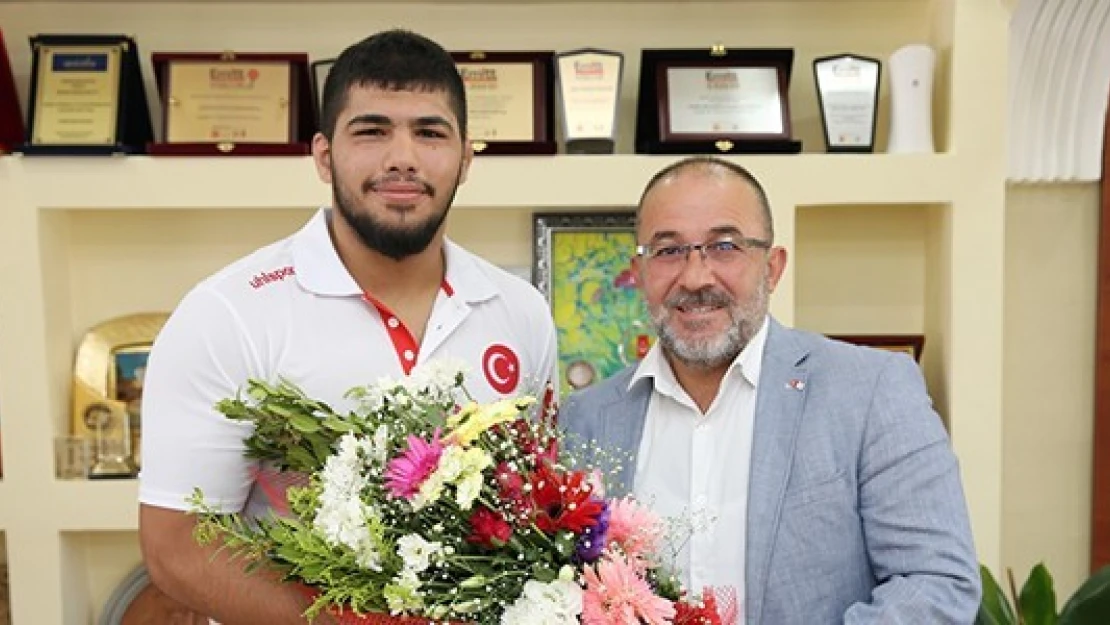 Milli güreşçiden Başkan Güven'e ziyaret!