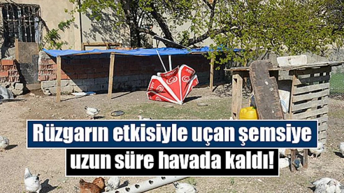 Rüzgarın etkisiyle uçan şemsiye uzun süre havada kaldı!