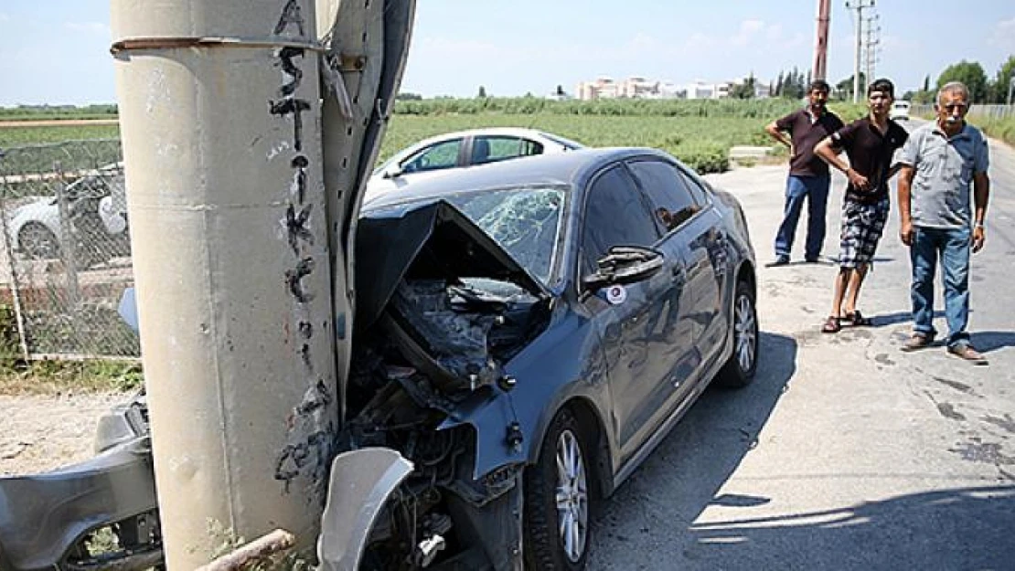 Otomobil elektrik direğine çarptı: 1 ölü, 2 yaralı!