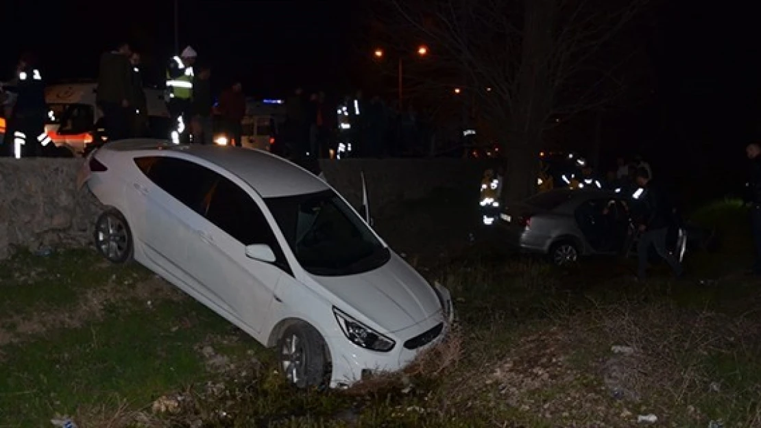 Elbistan'da iki otomobil çarpıştı: 7 yaralı!