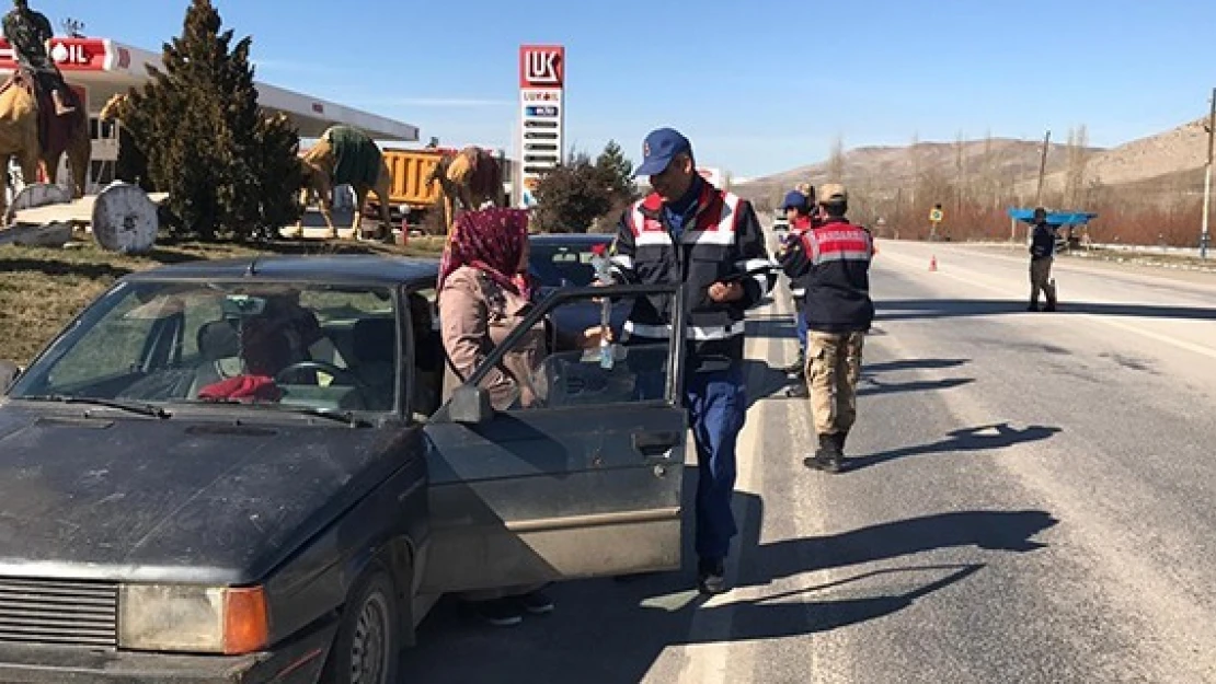 Elbistan'da jandarmadan kadın sürücülere karanfil