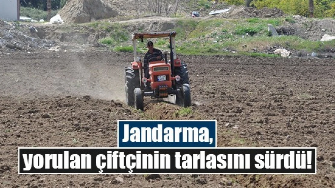 Jandarma, yorulan çiftçinin tarlasını sürdü!