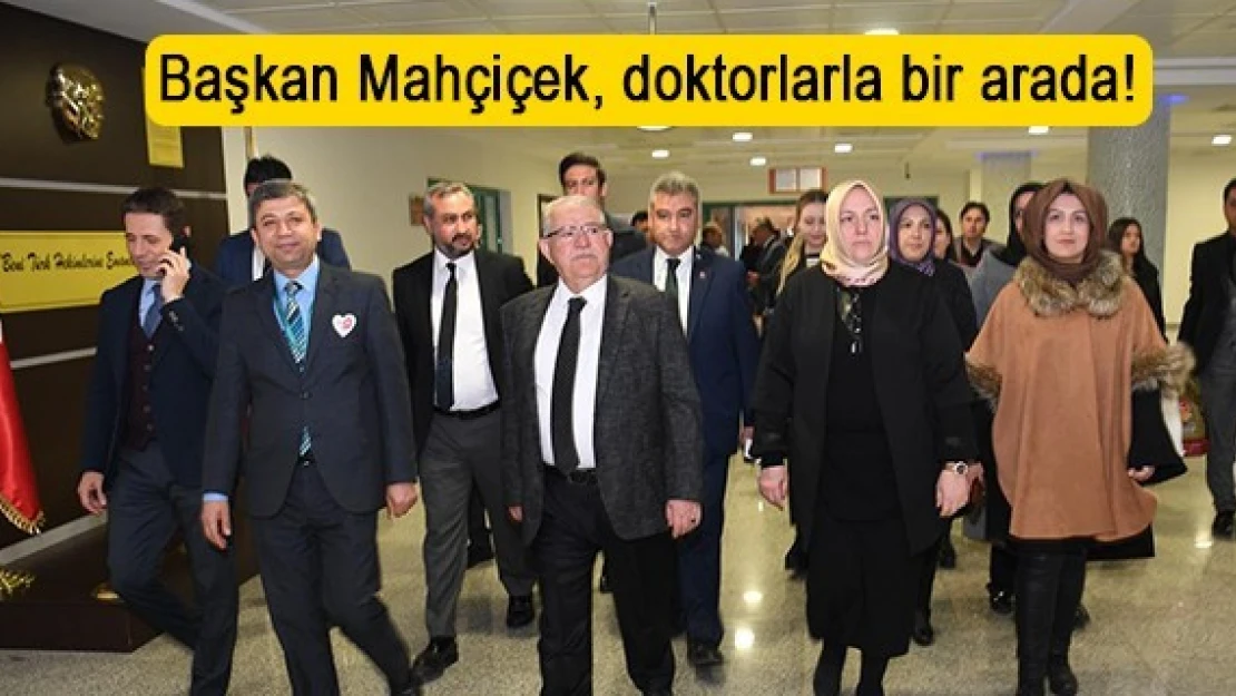 Başkan Mahçiçek, doktorlarla bir arada!