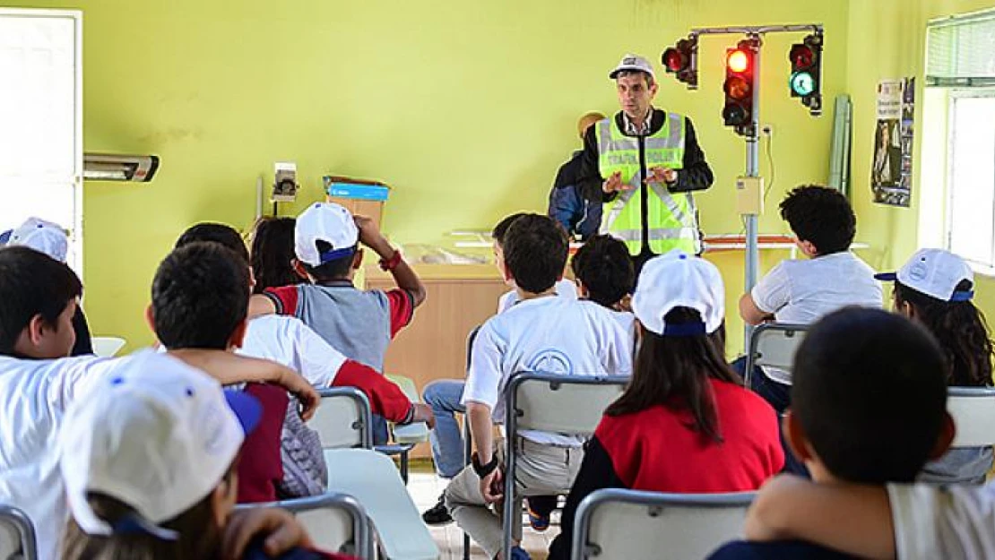 Dulkadiroğlu'nun trafik parkurunda minik öğrencilere eğitim!