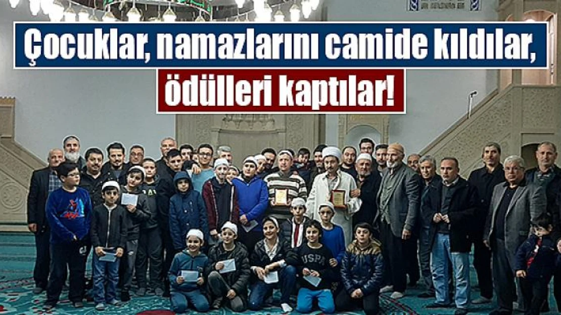 Çocuklar, namazlarını camide kıldılar, ödülleri kaptılar!