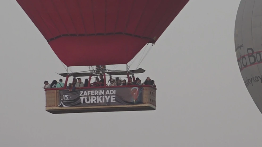 15 Temmuz sabahı Kapadokya'da balonlar Türk bayrakları ve afişlerle uçtu