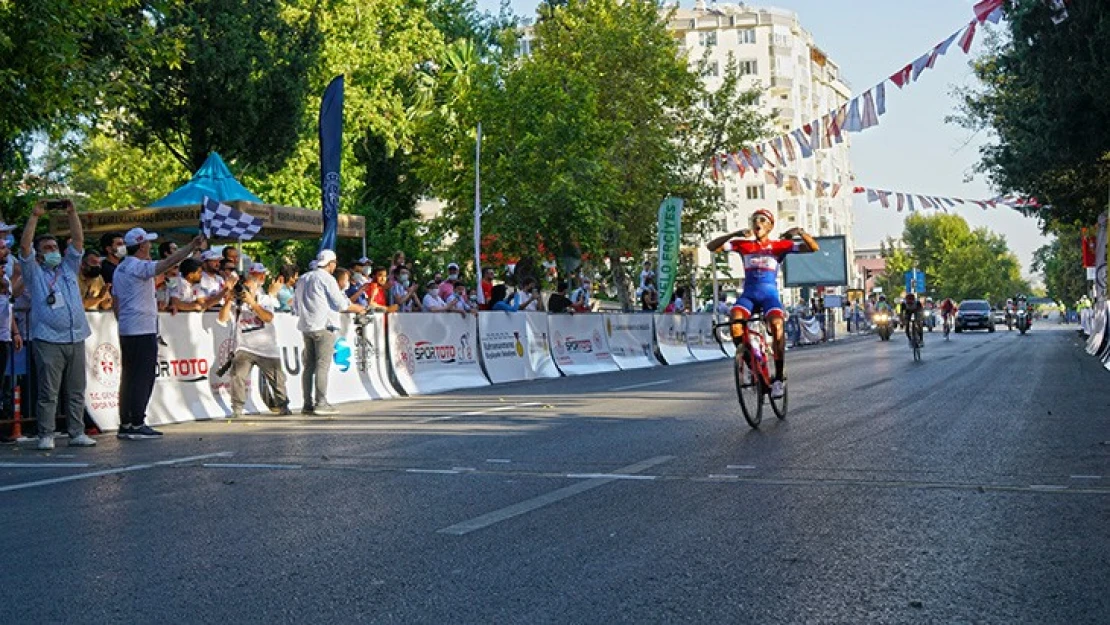 154 sporcunun yarıştığı Edebiyat Yolunda şampiyonlar belli oldu