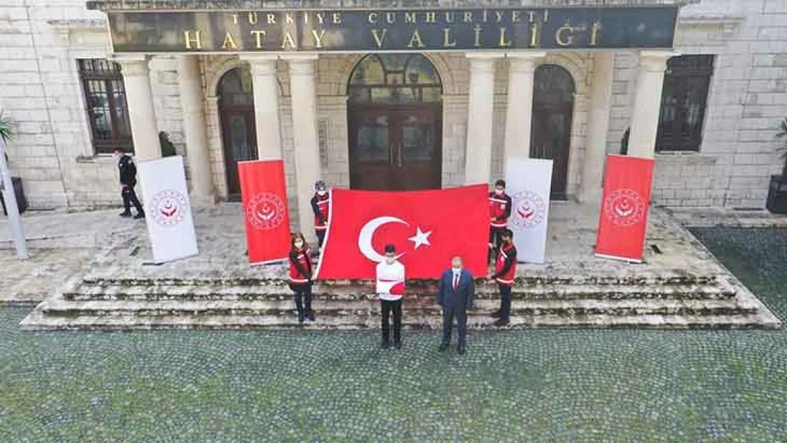 18 Mart'ta göndere çekilecek ay yıldızlı bayrak yola çıkarıldı