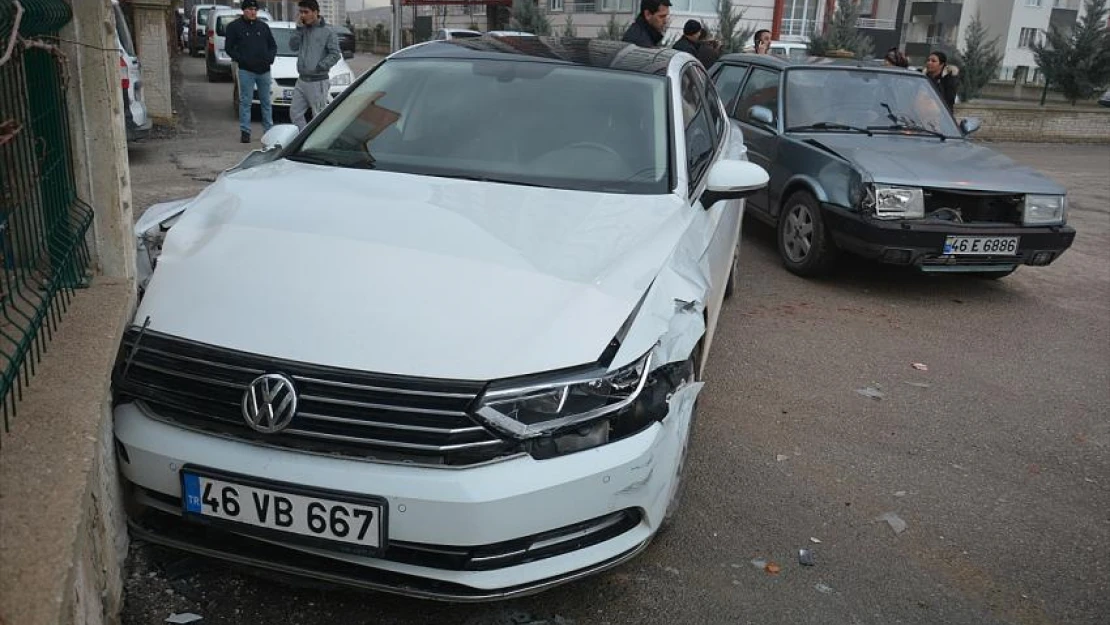 Kahramanmaraş'ta lüks otomobille duvara çarptı: 4 yaralı! 