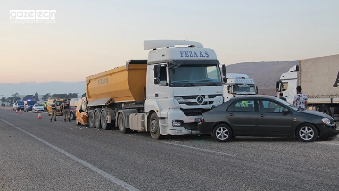 3 aracın karıştığı kazada 1 kişi öldü, 5 kişi yaralandı