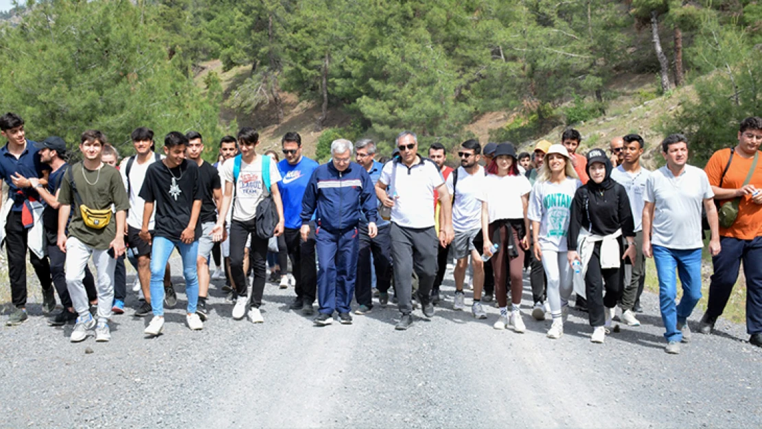 400 Öğrenci, doğa yürüyüşü etkinliğinde buluştu