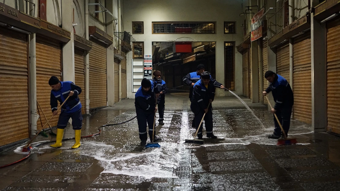 6 araç ve 19 personelle Kahramanmaraş'ın tarihi çarşılarında hummalı çalışma