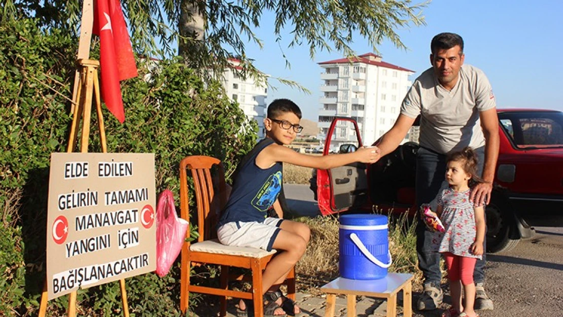 6'ncı sınıf öğrencisi yangından etkilenenler için limonata satıyor