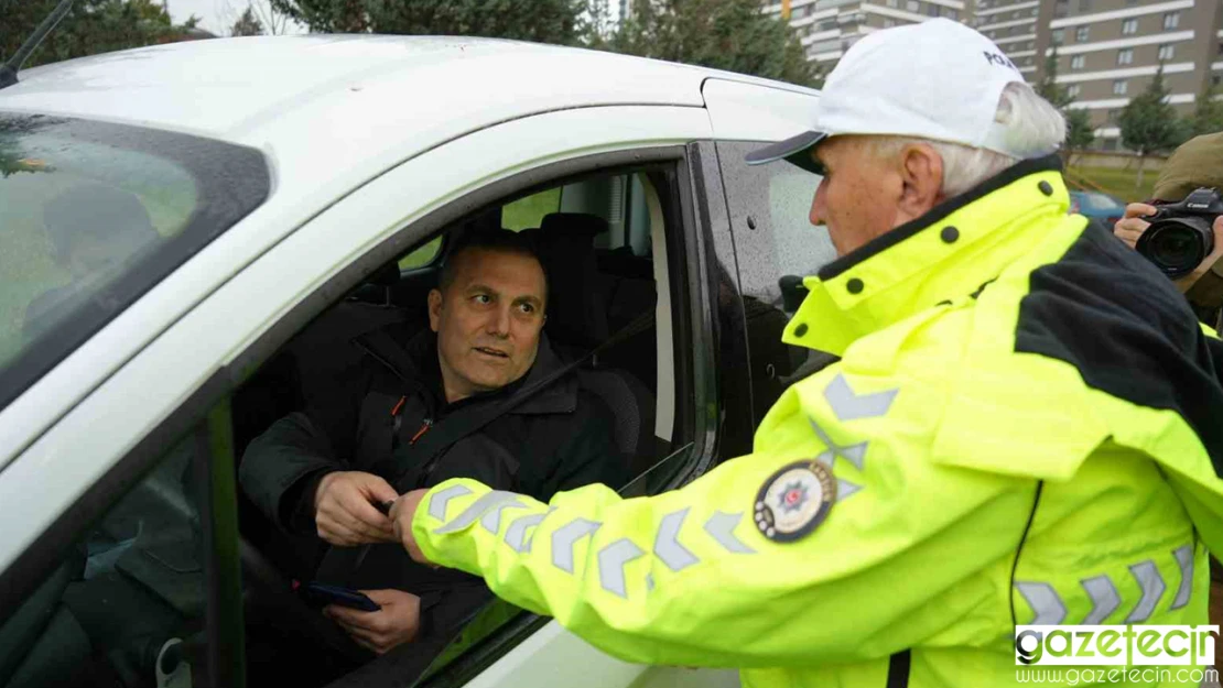 68 yaşında polis üniforması giydi, araç denetledi