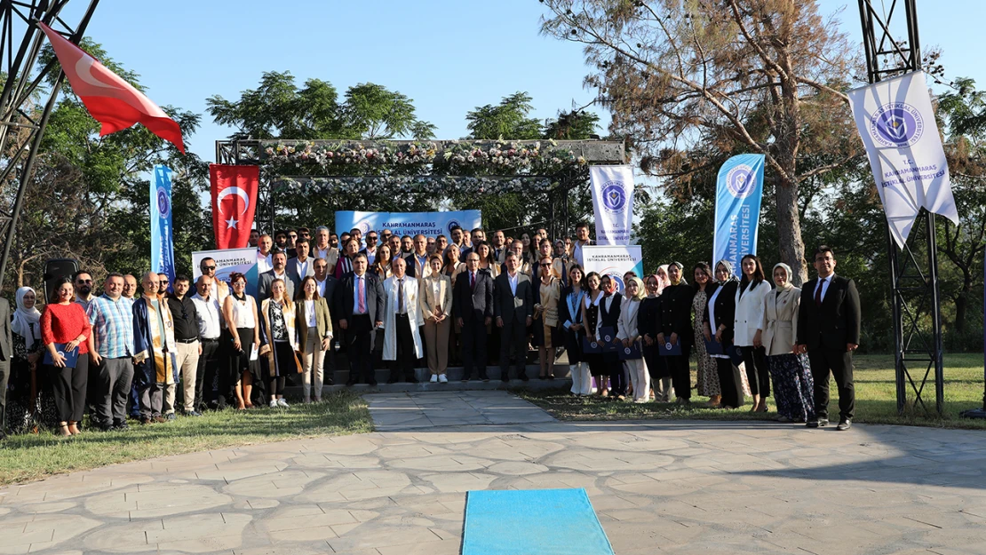 73 akademisyen için biniş takdim töreni