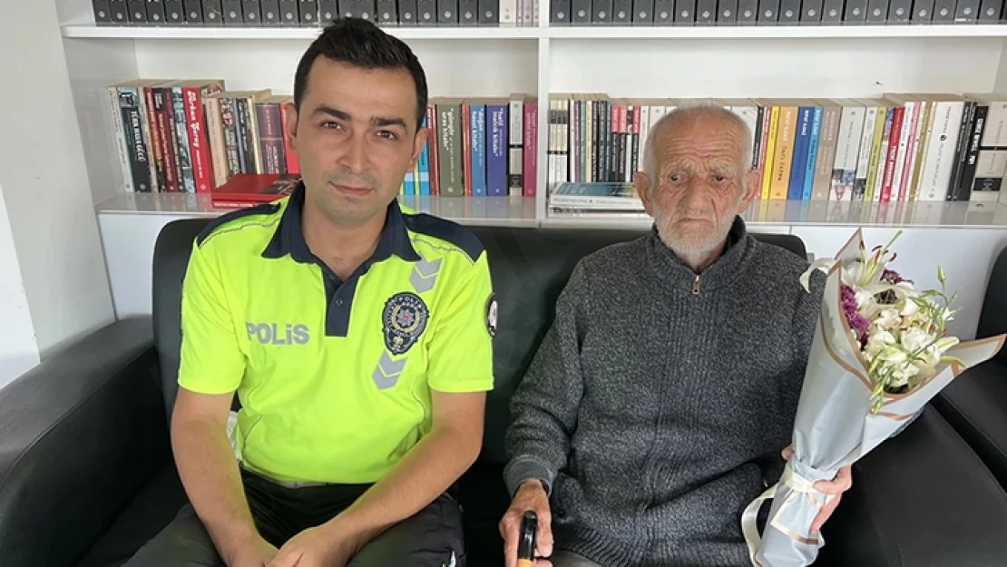 88 yaşındaki mahsur kalan yaşlı adam kurtarıldı