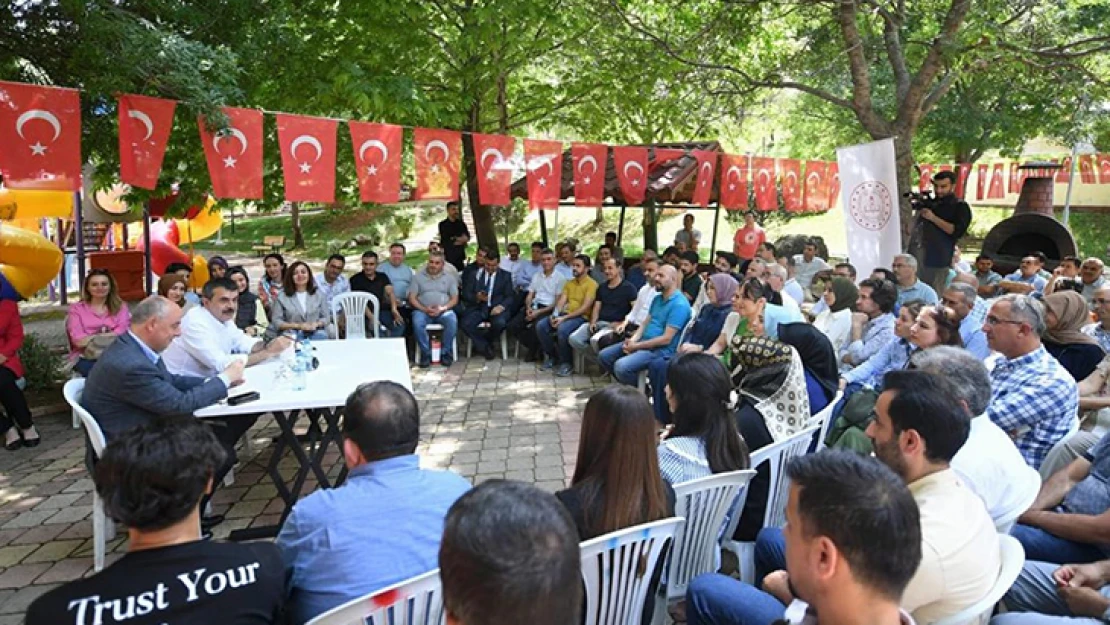 Bakan Tekin, depremde yakınını kaybeden öğretmenlerle buluştu