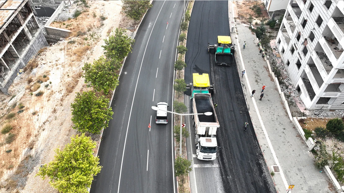 Adil Erdem Bayazıt Caddesi'nde asfalt serimi sürüyor