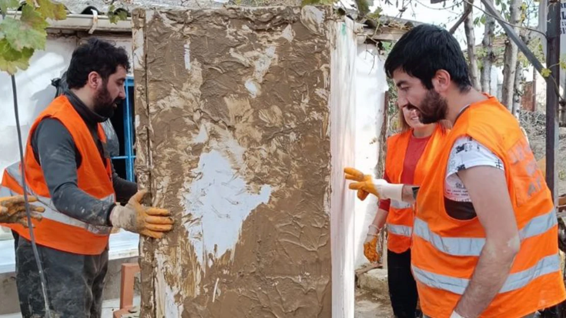 AFAD gönüllüleri, selden etkilenen bölgelerde yaraları sarıyor