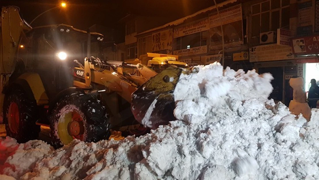 Afşin Belediyesi, sokağa çıkma kısıtlamasında temizlik yaptı