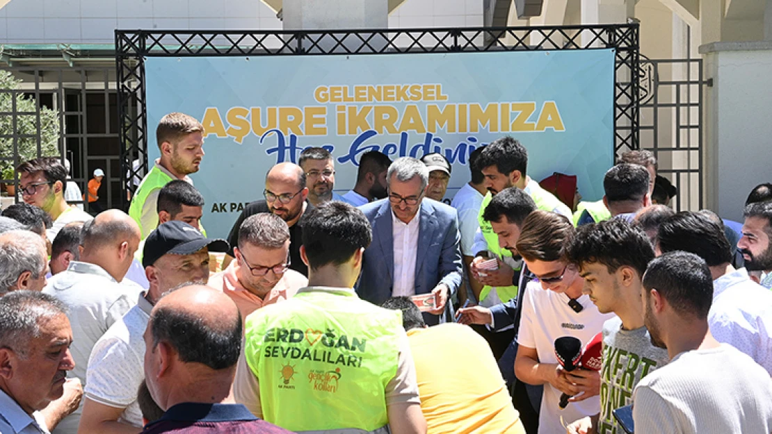 AK Parti Gençlik Kollarından vatandaşlara aşure ikramı