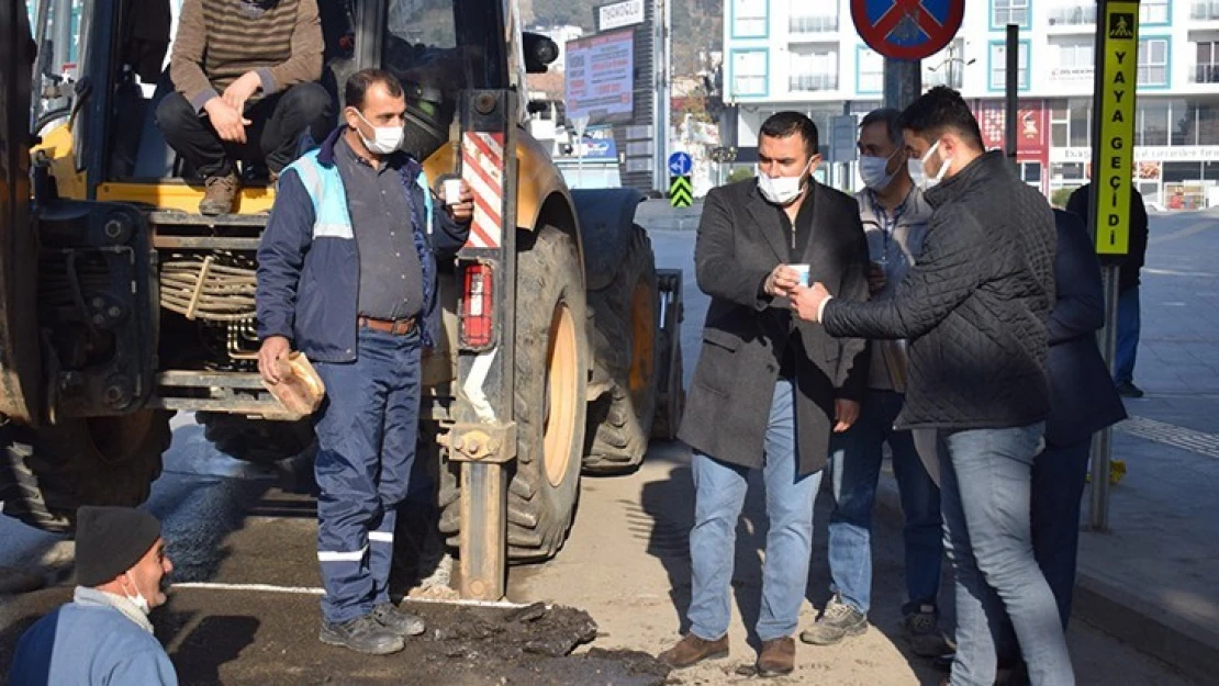 AK Parti Türkoğlu İlçe Teşkilatından çav ve simit ikramı