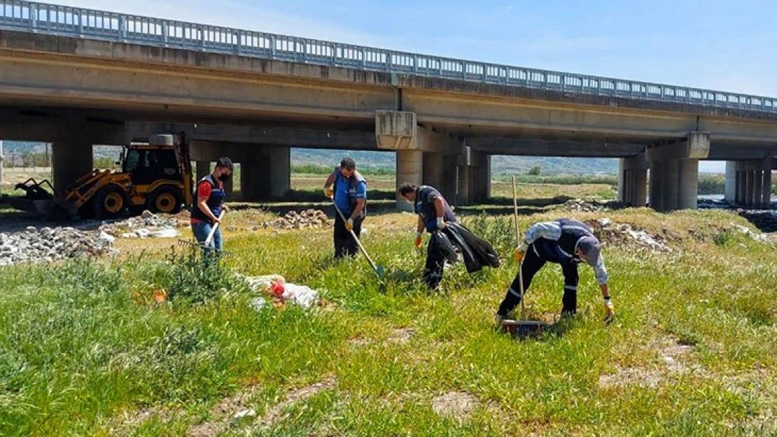 Aksu Nehrinden tonlarca atık temizlendi