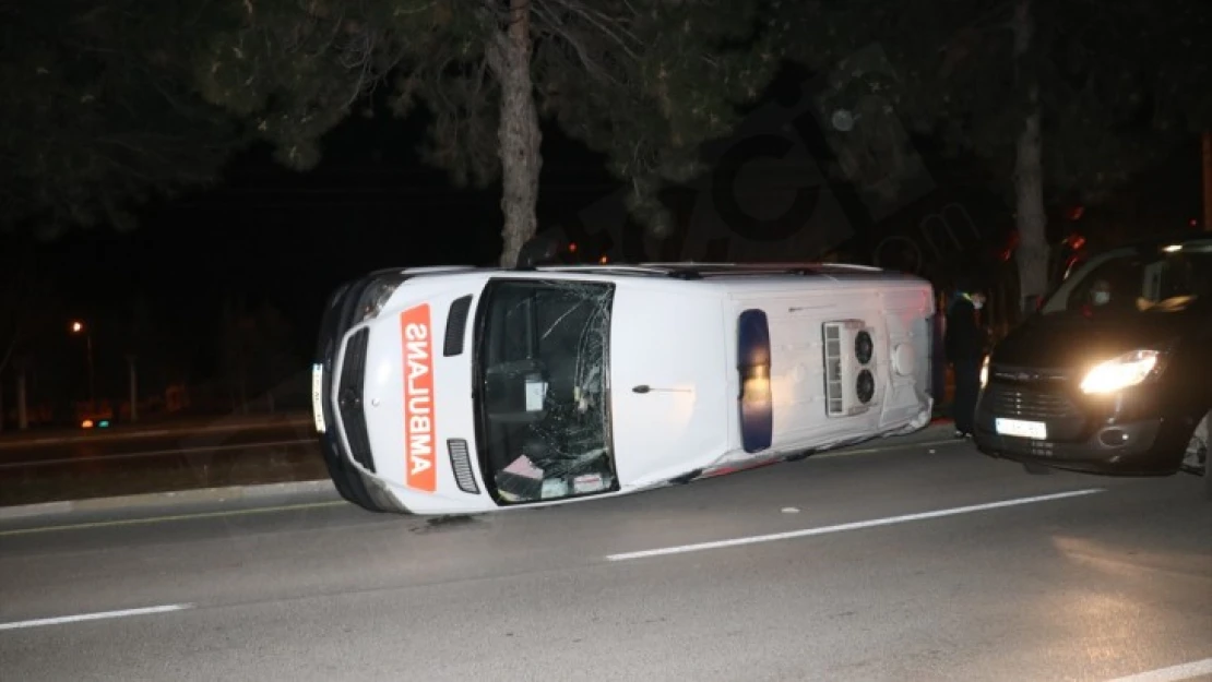 Ambulansla otomobil çarpıştı: 2 yaralı