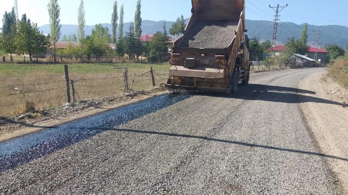 Andırın'da kırsal mahalle yolları sathi asfaltla yenilendi