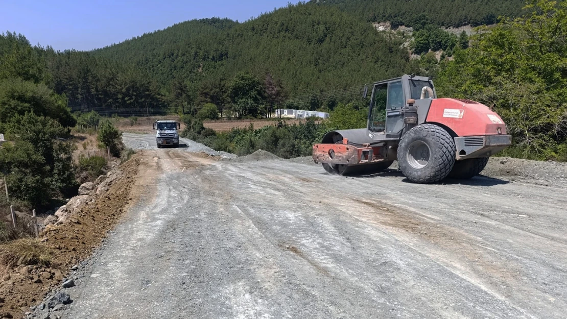 Andırın'da mahallelerin yol ihtiyaçları bir bir karşılanıyor