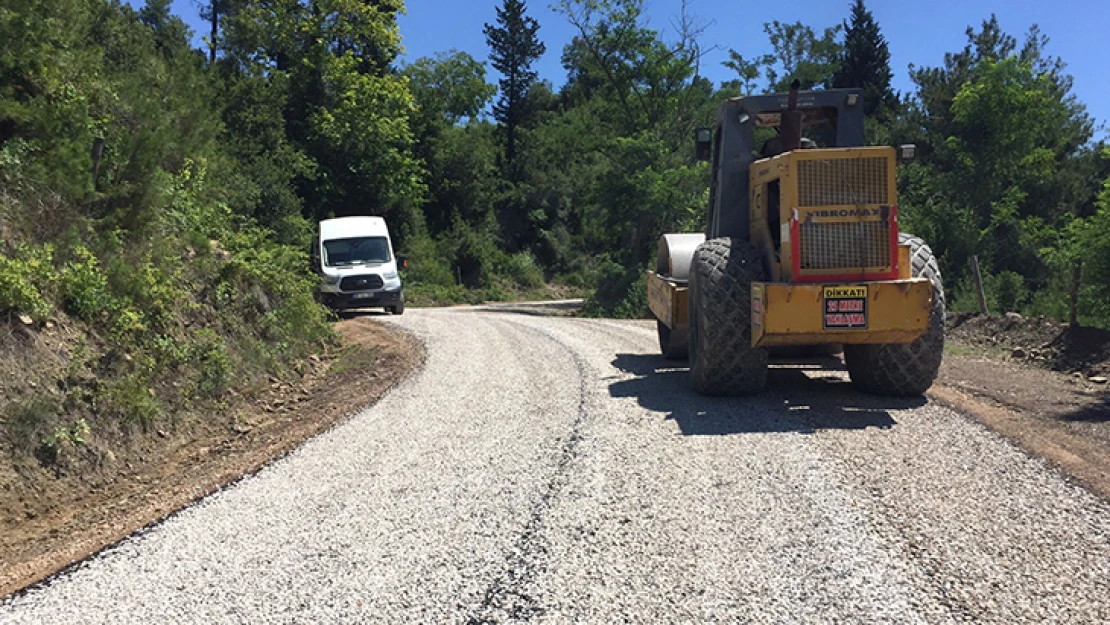 Andırın'da yol çalışmalarına devam ediyor