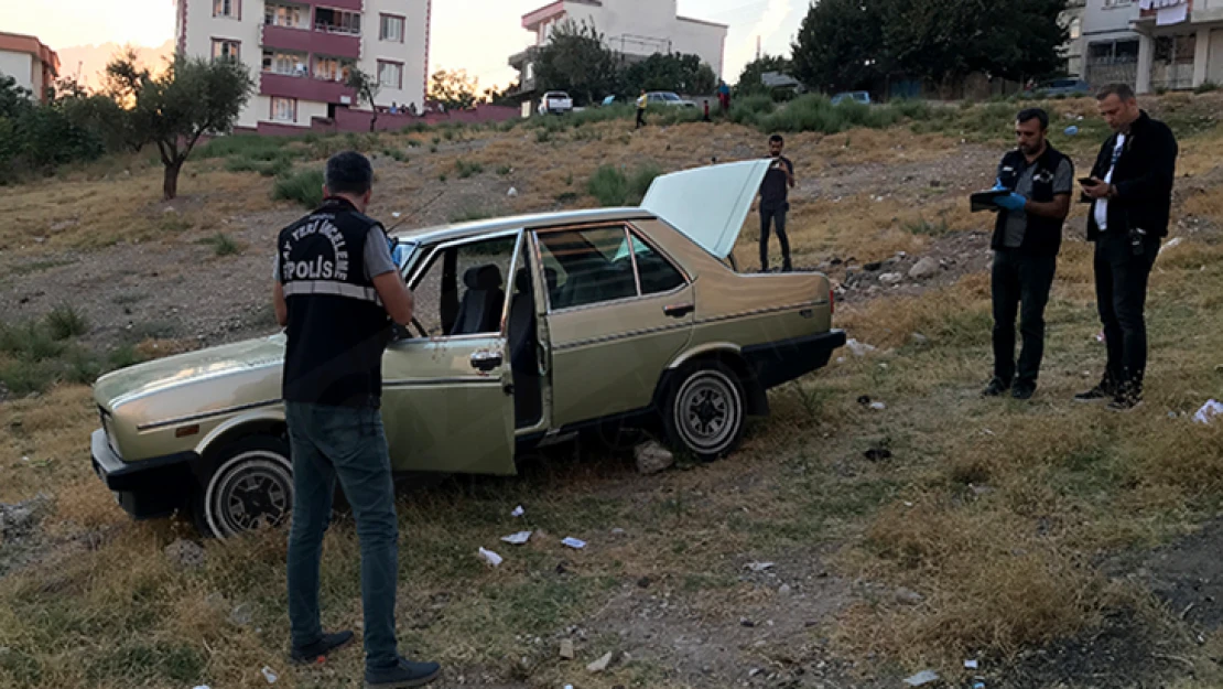 Araç içerisinde bıçakla yaralanmış halde bulundu