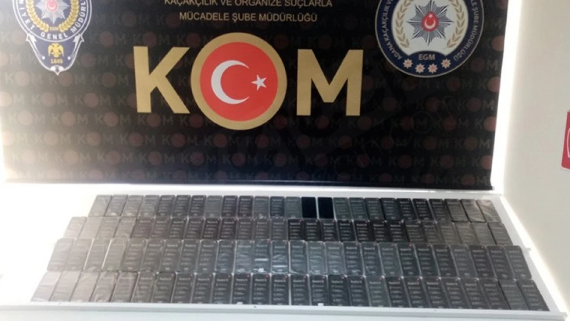 Aracın gizli bölmesinde 129 kaçak cep telefonu ele geçirildi