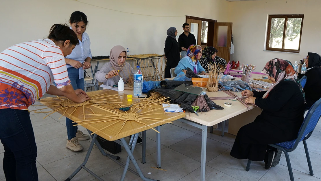 Atık malzemeler, kadınların elinde sanat eserine dönüşüyor