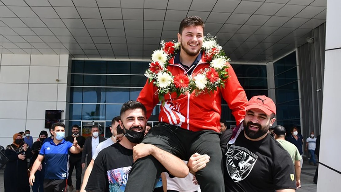 Avrupa şampiyonu güreşçi Anıl Berkan Kılıçsallayan memleketinde coşkuyla karşılandı