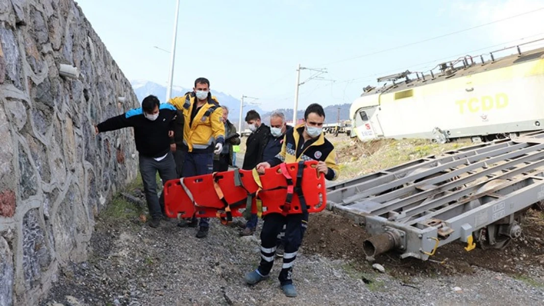 Aynı istikametteki iki yük treni çarpıştı: 2 makinist yaralı