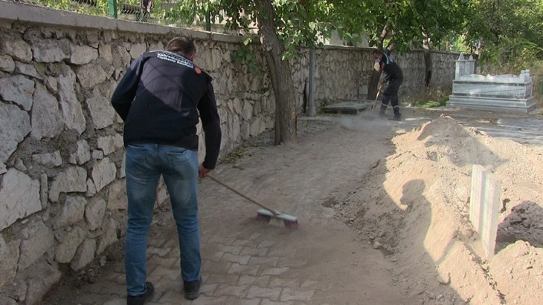 Babasının kabrine ulaşması için mezarlıktaki engeller kaldırıldı