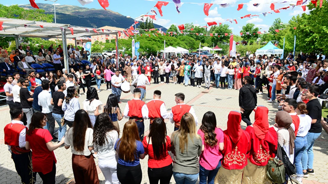 Baharın coşkusu kampüse taşındı