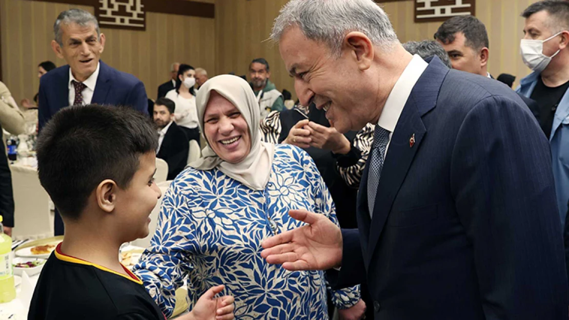 Bakan Akar, şehit aileleri ve gazilerle iftarda bir araya geldi