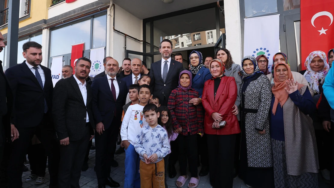 Bakan Bayraktar, Kahramanmaraş'ta depremzede aileyi ziyaret etti