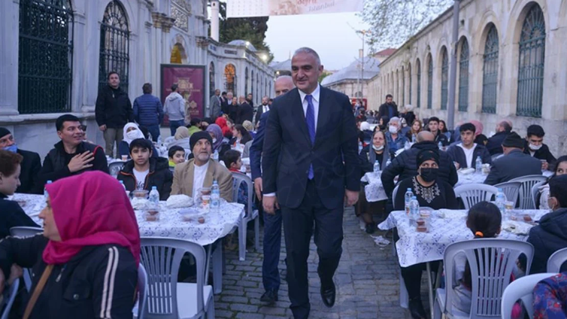 Bakan Ersoy, bir lokma bin sofra iftarında öğrencilerle buluştu