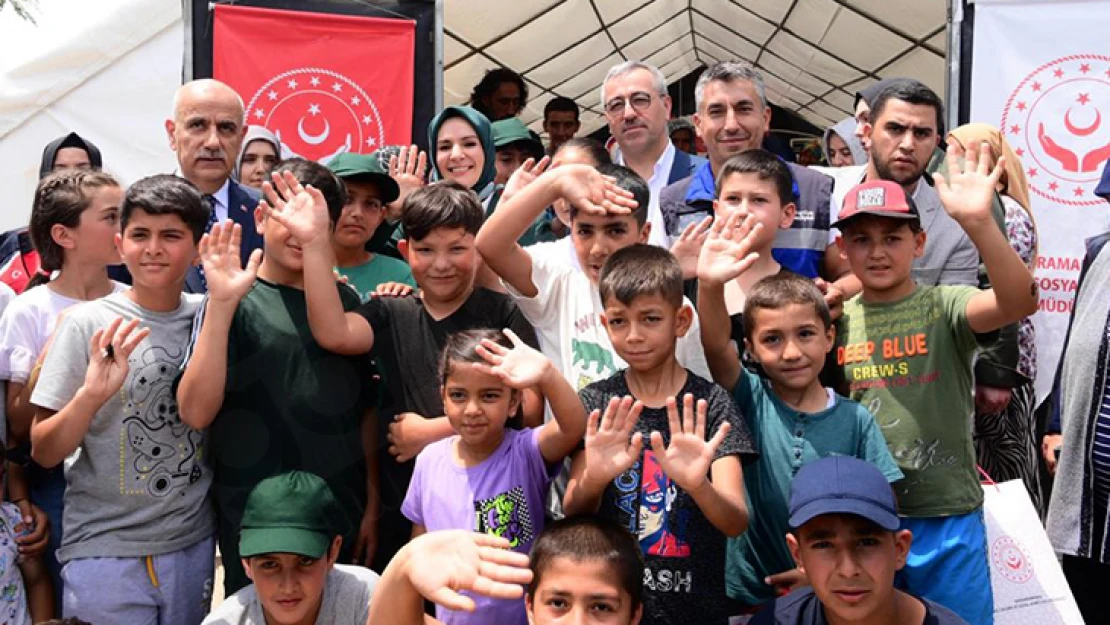 Bakan Göktaş, geçici barınma merkezini ziyaret etti