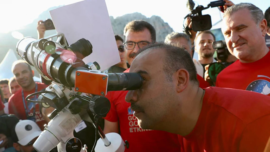 Bakan Kacır, gençlere seslendi: Gözünüz hep yükseklerde olsun