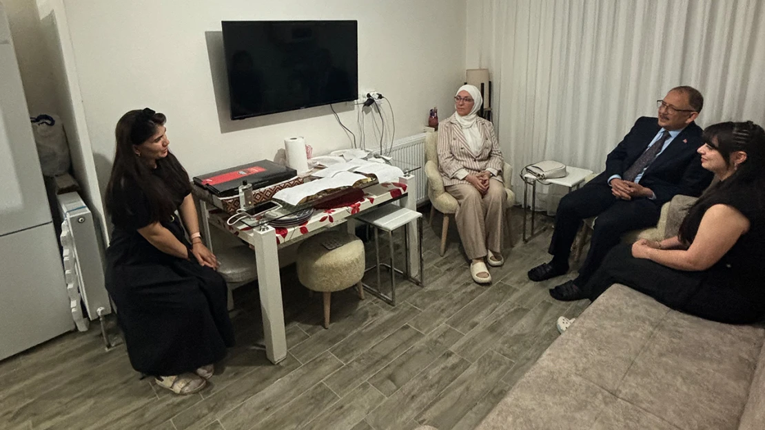 Bakan Mehmet Özhaseki ve eşi gözyaşlarını tutamadı
