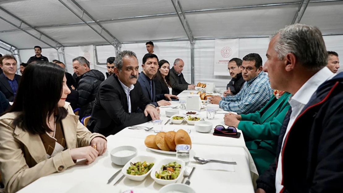 Bakan Özer, Kahramanmaraş'ta öğretmenlerle bir araya geldi