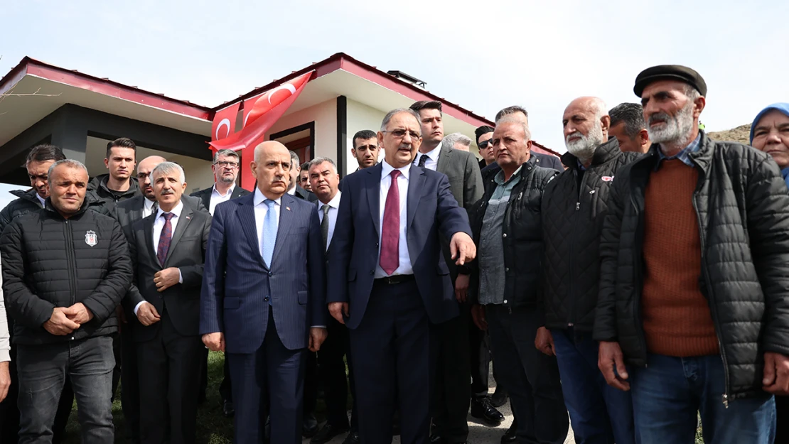 Bakan Özhaseki, Şehit Özdemir'in ailesine evlerini teslim etti